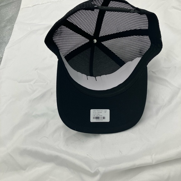 NEW WITH TAG TRAVIS MATTHEW SNAPBACK HAT IN BLACK WITH BLUE AND WHITE WRITING - Picture 3 of 4